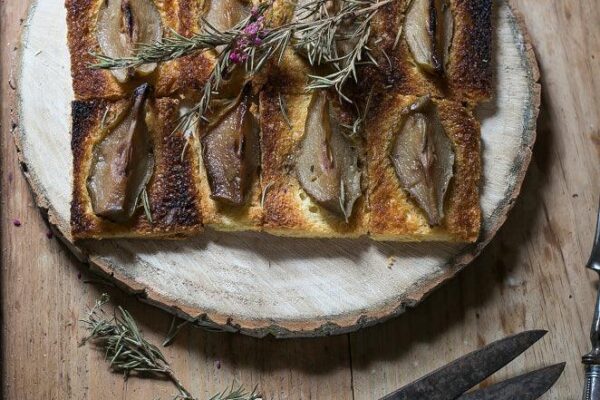 Pečena pita od kruške sa brioche tostom i ružmarinom